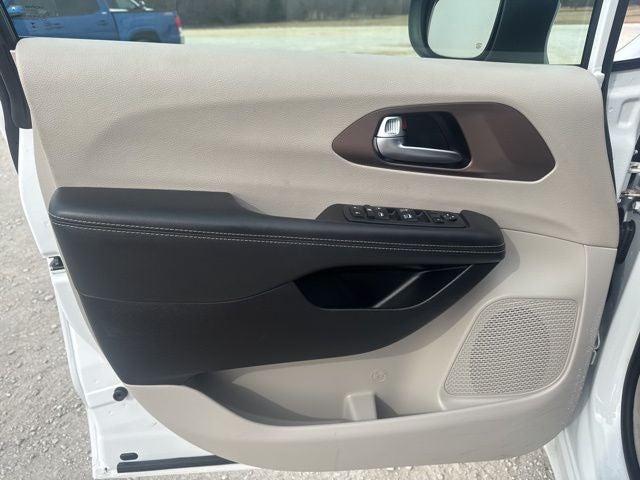 2024 Chrysler Voyager LX